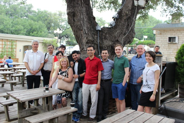 Fotografie české delegace spolu s vedením Harmony Public School v Houstonu